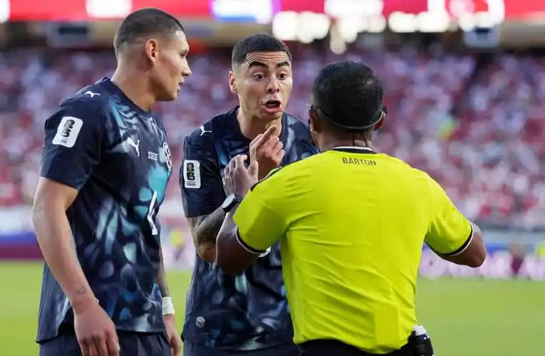 动作过大引争议？详解NBA赛场“捂嘴”与技术犯规：对抗之下非友好交流